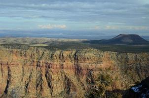 grön skrubb täckt platå i grand canyon foto