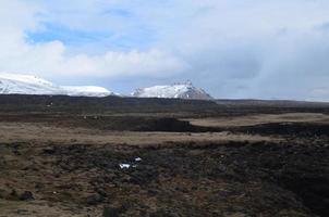 ödsliga snötäckta berg i avlägsna island foto