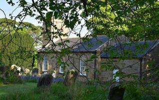 historisk stenkyrka och kyrkogård i norra england foto