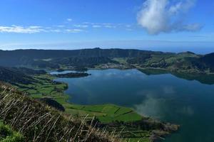 naturskön utsikt den blå sjön på sao miguel på Azorerna foto