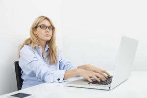 tankeväckande affärskvinna med laptop i office