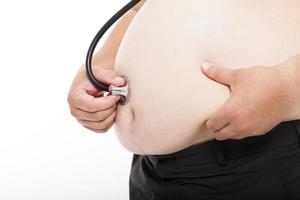 fet man innehar stetoskop för medicinsk undersökning koncept foto