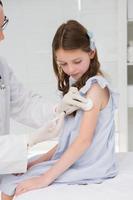 läkare som gör injektion på en liten flicka