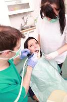 tandläkare som undersöker patientens tänder