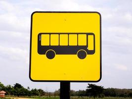 busshållplatsskylt på landsväg foto