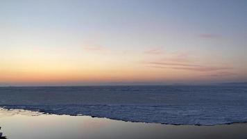 solnedgång över det frusna havet på vintern foto