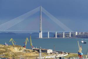 havslandskap med utsikt över kusten och den ryska bron. foto