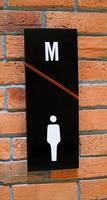 toalettskylt på en toalettdörr. toalett tecken toalett koncept svart ton. toalett ikoner set. män skyltar för toaletten. foto