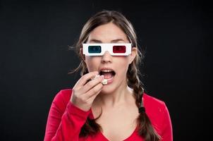tonåring tittar på en 3D-film foto