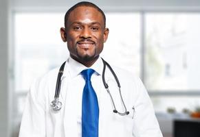 svart manlig läkare