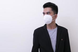 asiatisk ung man och medicinsk mask för att skydda covid-19 foto