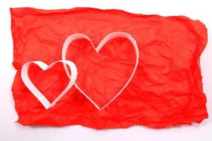 pappershjärtan på röd bakgrund foto