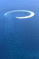 motorbåt i havet sprang cirklar. foto