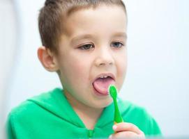pojken borstar tänderna