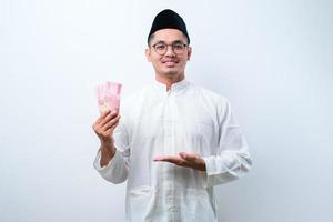asiatisk muslimsk man ler glad medan han håller papperspengar foto
