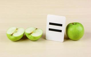 skolkort och äpple med matematiska problem foto