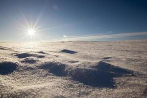 snötäckt landsbygdsområde foto