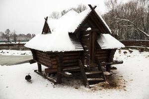 träbyggnad. vinter säsong foto