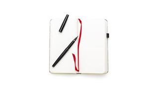 öppen tom dagbok med japansk penna pensel och rött bokmärke