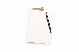 öppen tom bok med svart penna, isolerad på vitt foto
