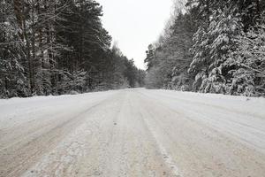 väg under snön foto