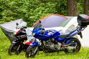 sommar utomhus motorcykelfestival, motorcyklar på naturbakgrund, moto camping - 8 juli 2015, Ryssland, tver. foto