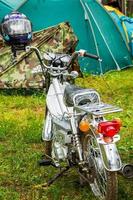 sommar utomhus motorcykelfestival, motorcyklar på naturbakgrund, moto camping - 8 juli 2015, Ryssland, tver. foto