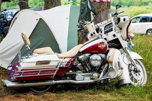 sommar utomhus motorcykelfestival, motorcyklar på naturbakgrund, moto camping - 8 juli 2015, Ryssland, tver. foto