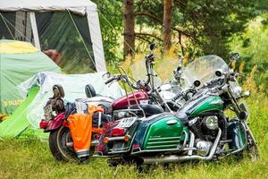 sommar utomhus motorcykelfestival, motorcyklar på naturbakgrund, moto camping - 8 juli 2015, Ryssland, tver. foto