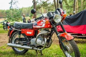 sommar utomhus motorcykelfestival, motorcyklar på naturbakgrund, moto camping - 8 juli 2015, Ryssland, tver. foto