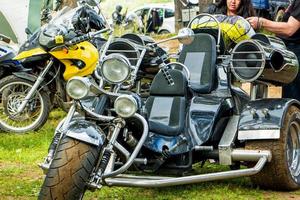 sommar utomhus motorcykelfestival, motorcyklar på naturbakgrund, moto camping - 8 juli 2015, Ryssland, tver. foto