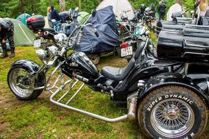 sommar utomhus motorcykelfestival, motorcyklar på naturbakgrund, moto camping - 8 juli 2015, Ryssland, tver. foto