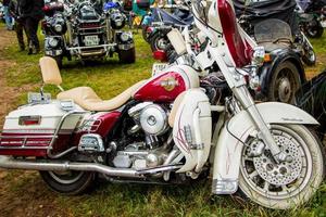 sommar utomhus motorcykelfestival, motorcyklar på naturbakgrund, moto camping - 8 juli 2015, Ryssland, tver. foto