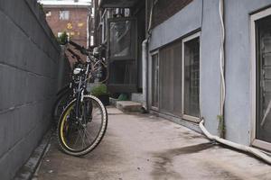 en cykel står på väggpelaren. foto