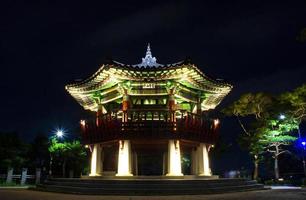 korea travel - octagonal pavilion / 亭山峯鷹 mean eungbong mountain octagonal pavilion foto
