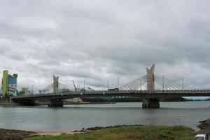 en bro och molnigt väder foto
