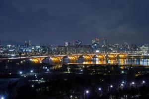 nattvyn över seongsan-bron i seoul foto
