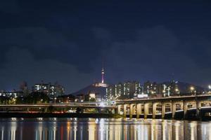 namsan tornet på natten ger en fin utsikt. foto