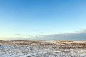 snötäckt land på fältet foto