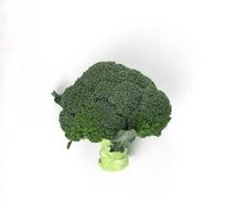 en färsk broccoli isolerad på vit bakgrund, en ekologisk hälsosam mat koncept foto