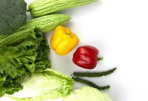 hälsosam mat och grönsaker på vit bakgrund, en ovanifrån av kameran, naturliga frukter från ekologiska gårdar med plats för textdesign foto