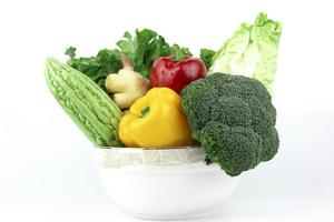 färsk grönsak i fören på vit bakgrund foto