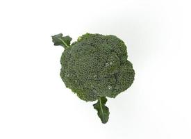 hälsosam mat och grön färsk broccoli isolerad på vit bakgrund foto