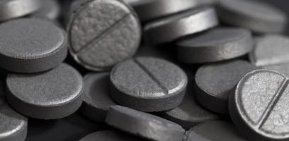 svarta piller medicinska droger foto