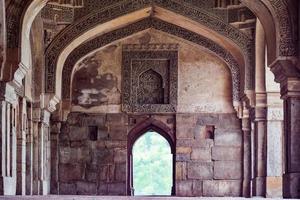 mughal arkitektur inuti lodhi trädgårdar, delhi, Indien, vacker arkitektur inuti den trekupolformade moskén i lodhi trädgård sägs vara fredagsmoskén för fredagsbönen, lodhi trädgårdsgrav foto