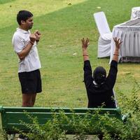 New Delhi, Indien, 18 juni 2022 - gruppyoga träningsklass surya namaskar för människor i olika åldrar i lodhi garden, internationella yogadagen, stor grupp vuxna som deltar i en yogaklass i parken foto