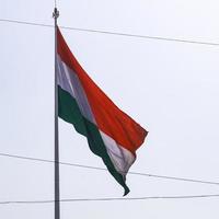 Indien flagga vajar högt på connaught plats med stolthet över blå himmel, Indien flagga vajar, indisk flagga på självständighetsdagen och republikens dag i Indien, tilt up shot, viftande indiska flaggan, flaggor i Indien foto