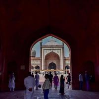 Delhi, Indien - 15 april 2022 - oidentifierade indiska turister som besöker Jama Masjid under Ramzan-säsongen, i Delhi 6, Indien. jama masjid är den största och kanske den mest magnifika moskén i Indien foto