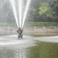 fontän i komplexet av lodhi trädgård i delhi Indien, fungerande fontän i lodhi trädgårdskomplex, vatten i fontänen, fontän i lodhi trädgårdsparken under morgontid foto