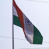 Indien flagga vajar högt på connaught plats med stolthet över blå himmel, Indien flagga vajar, indisk flagga på självständighetsdagen och republikens dag i Indien, tilt up shot, viftande indiska flaggan, flaggor i Indien foto